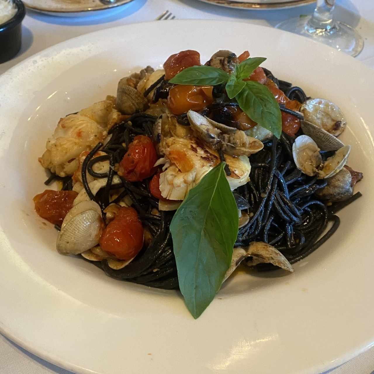 Spaghetti con Salsa Roja de Langostinos y Almejas