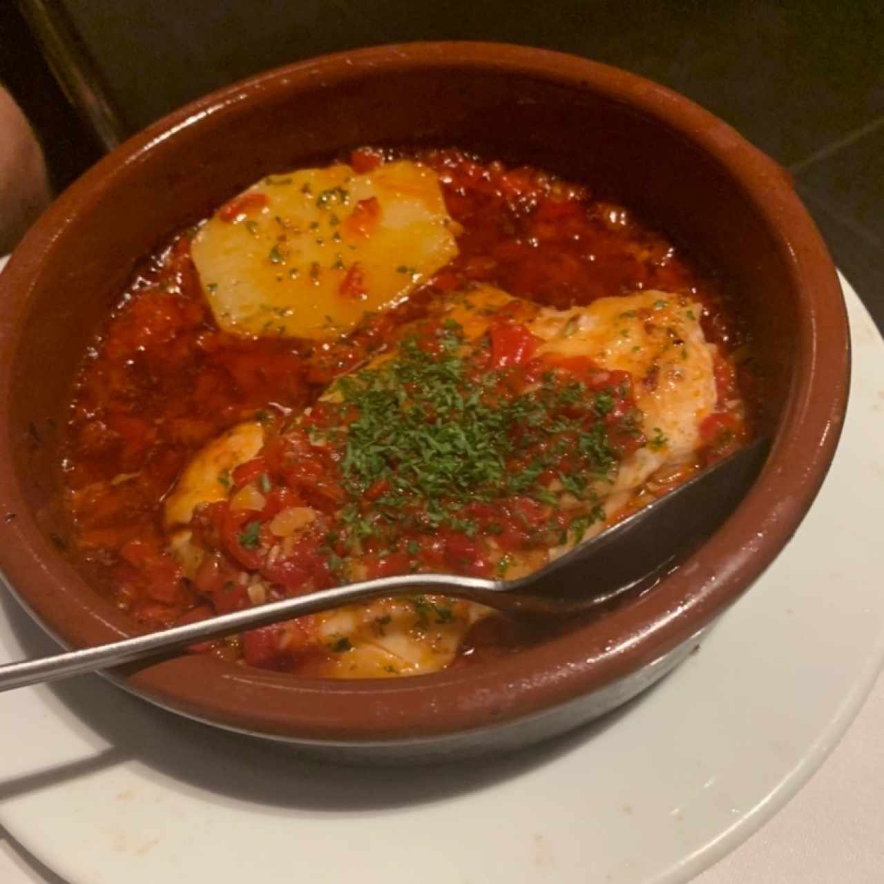 Corvina a la Bilbaína o Corvina con Hongos y Cebolla