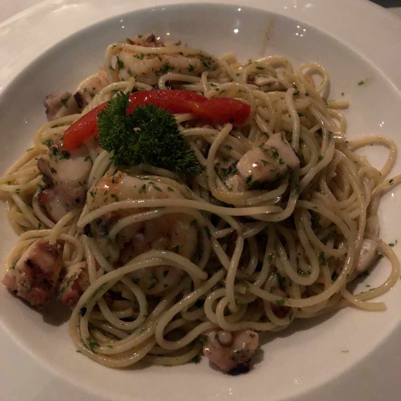 spaghetti al oleo con pulpo y camarones