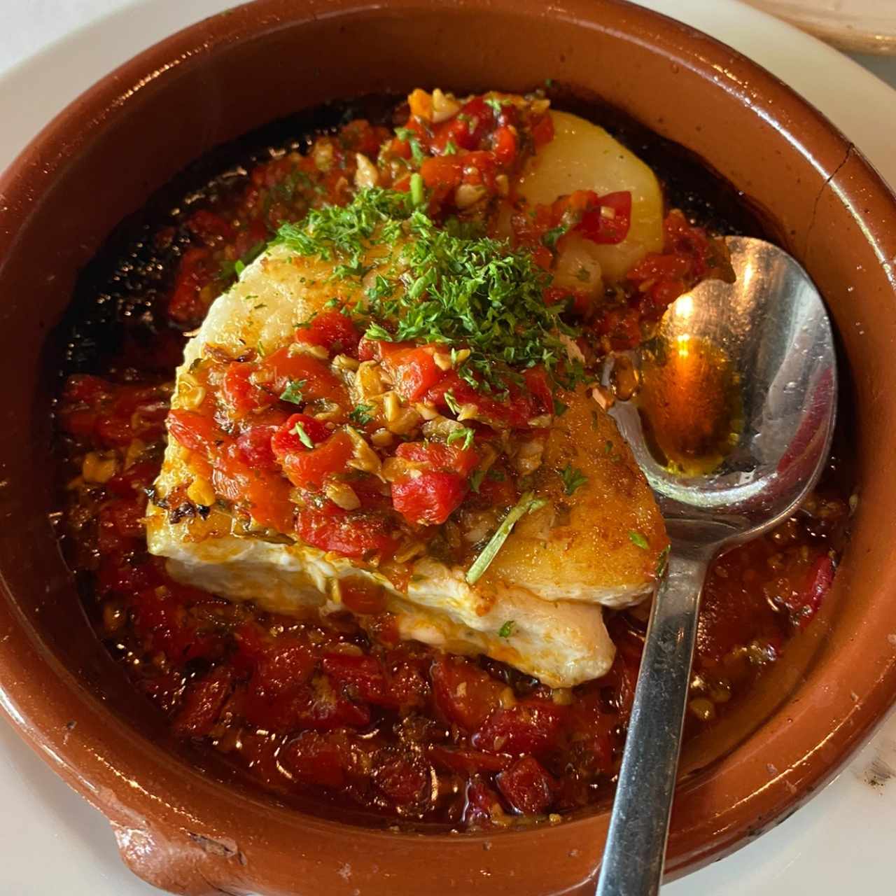 Corvina a la Bilbaína o Corvina con Hongos y Cebolla