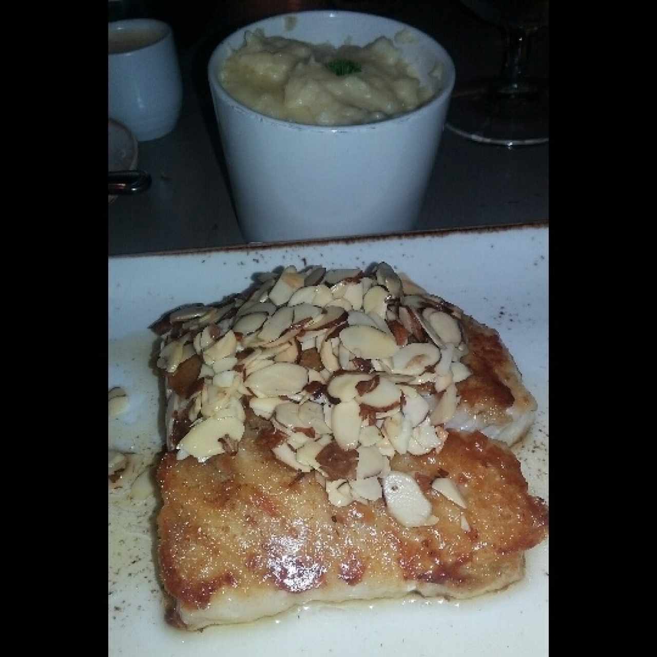 Corvina a la plancha con almendras y puré de papas