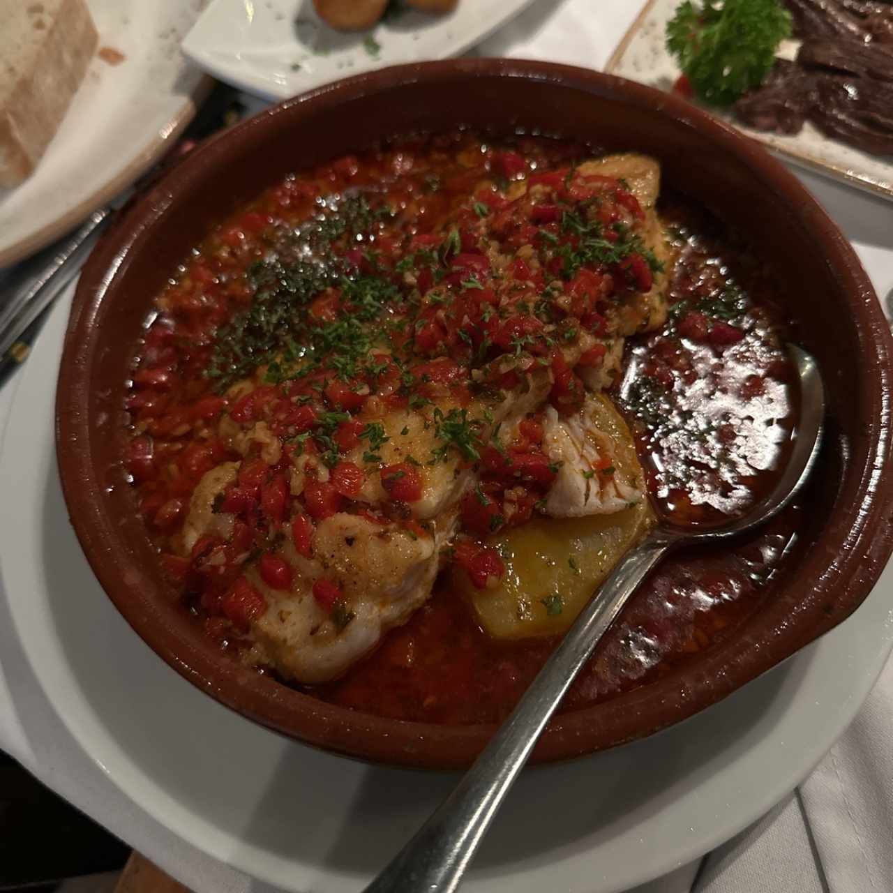 Corvina Salteada en Salsa de Tomate y Albahaca