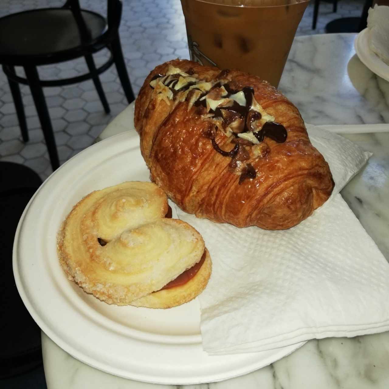 cold brew, orejeras con manjar blanco y croissant de chocolate 