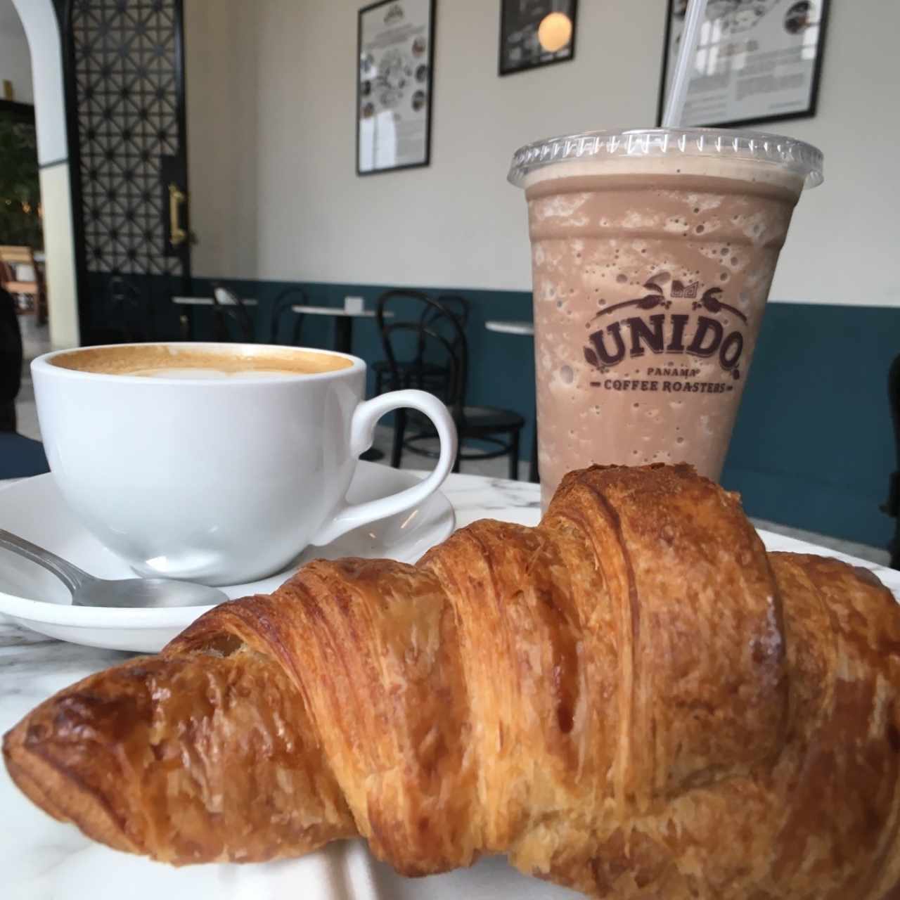 Frappe, cappuccino y croissant