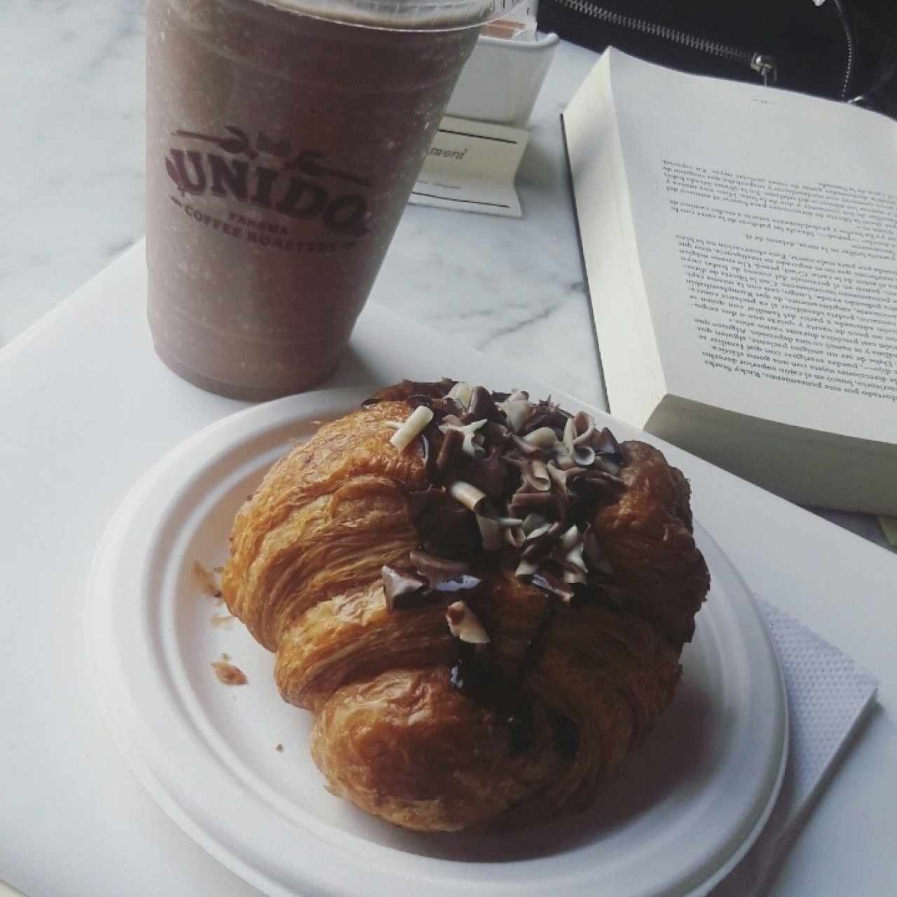 frappé de café y chocolate y pain au chocolat 