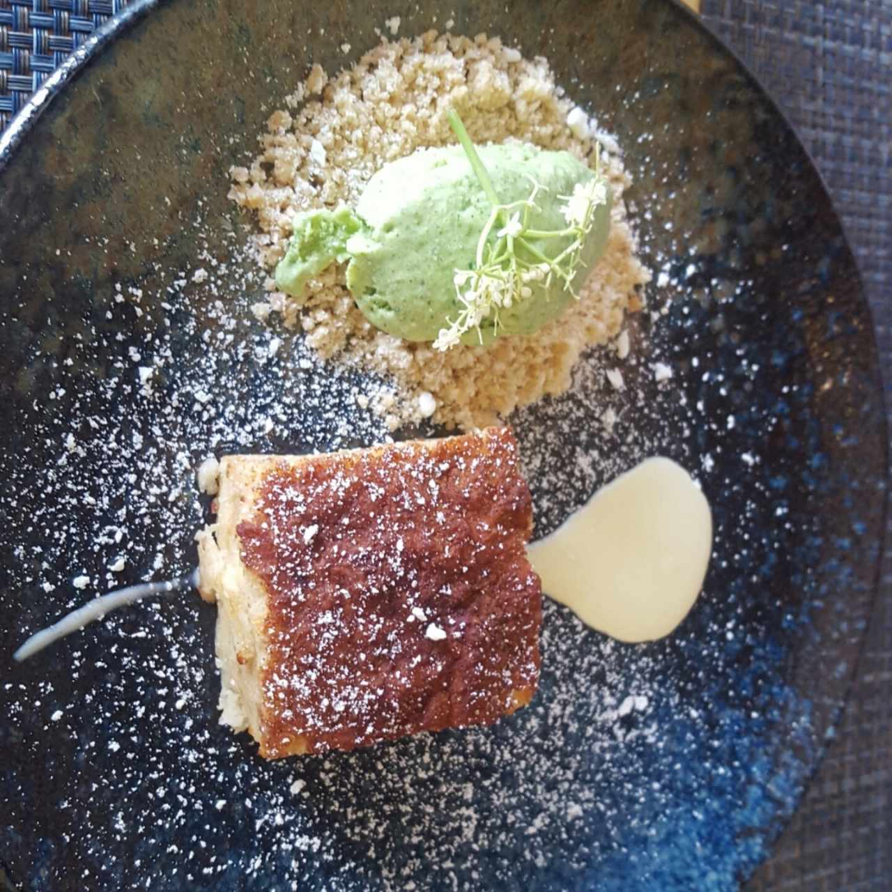 postre: mamallena, helado de cilantro y tierra de marañón