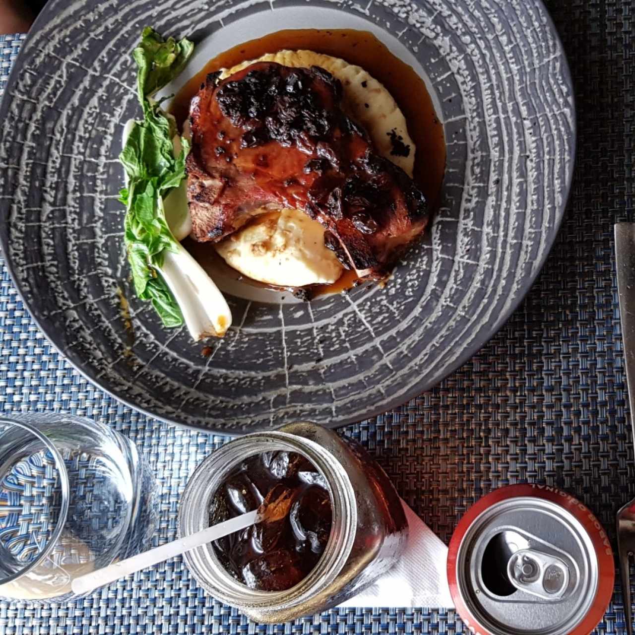 Doble chukera de puerco con salsa de ron abuelo