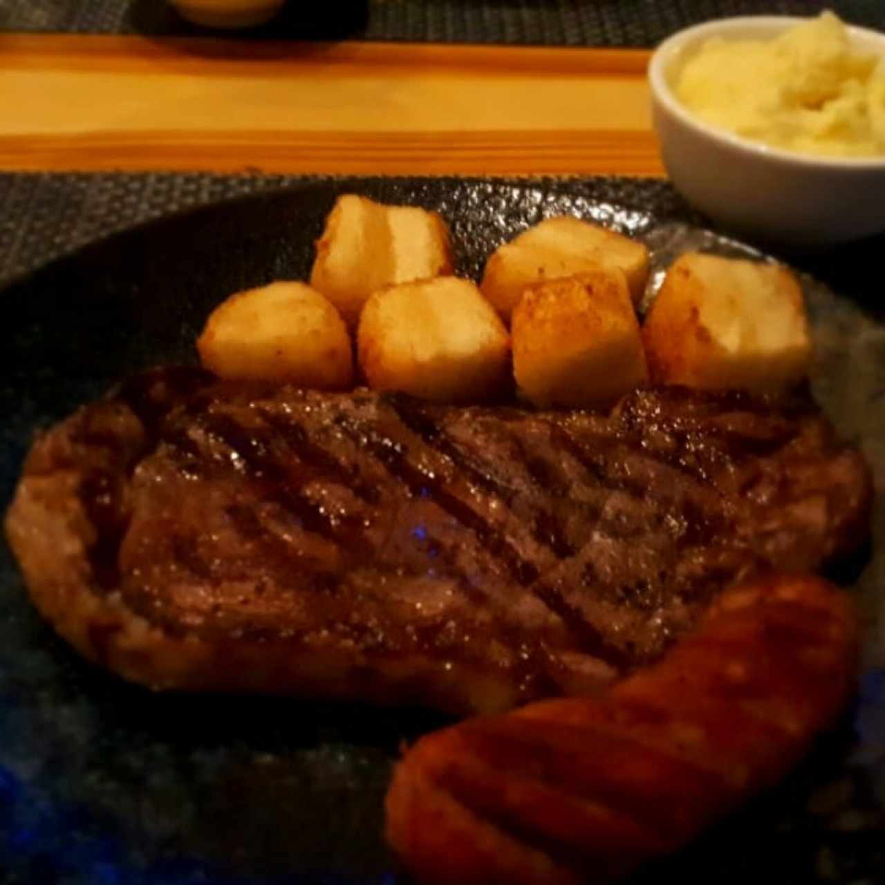 NY steak con chorizo español y papas