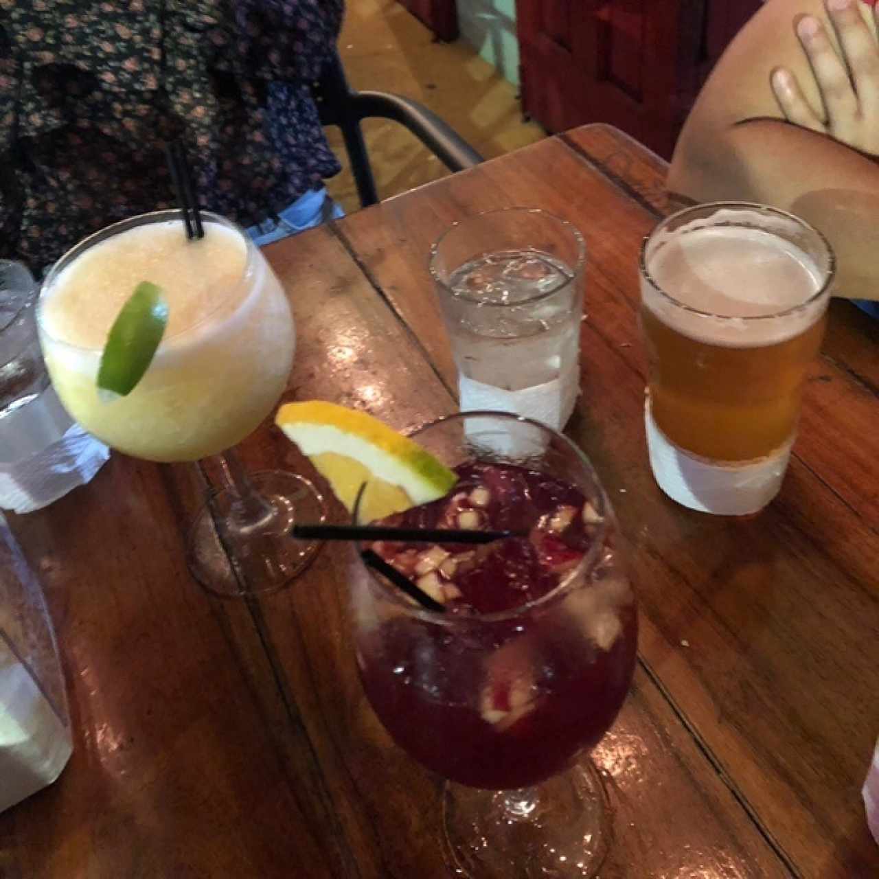 Cerveza artesanal piña colada y sangria delis 