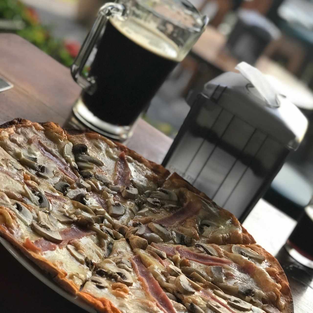 Pizza de jamón con hongos