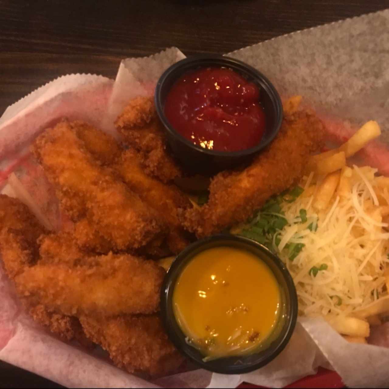 Chicken Fingers con Papas y queso parmesano