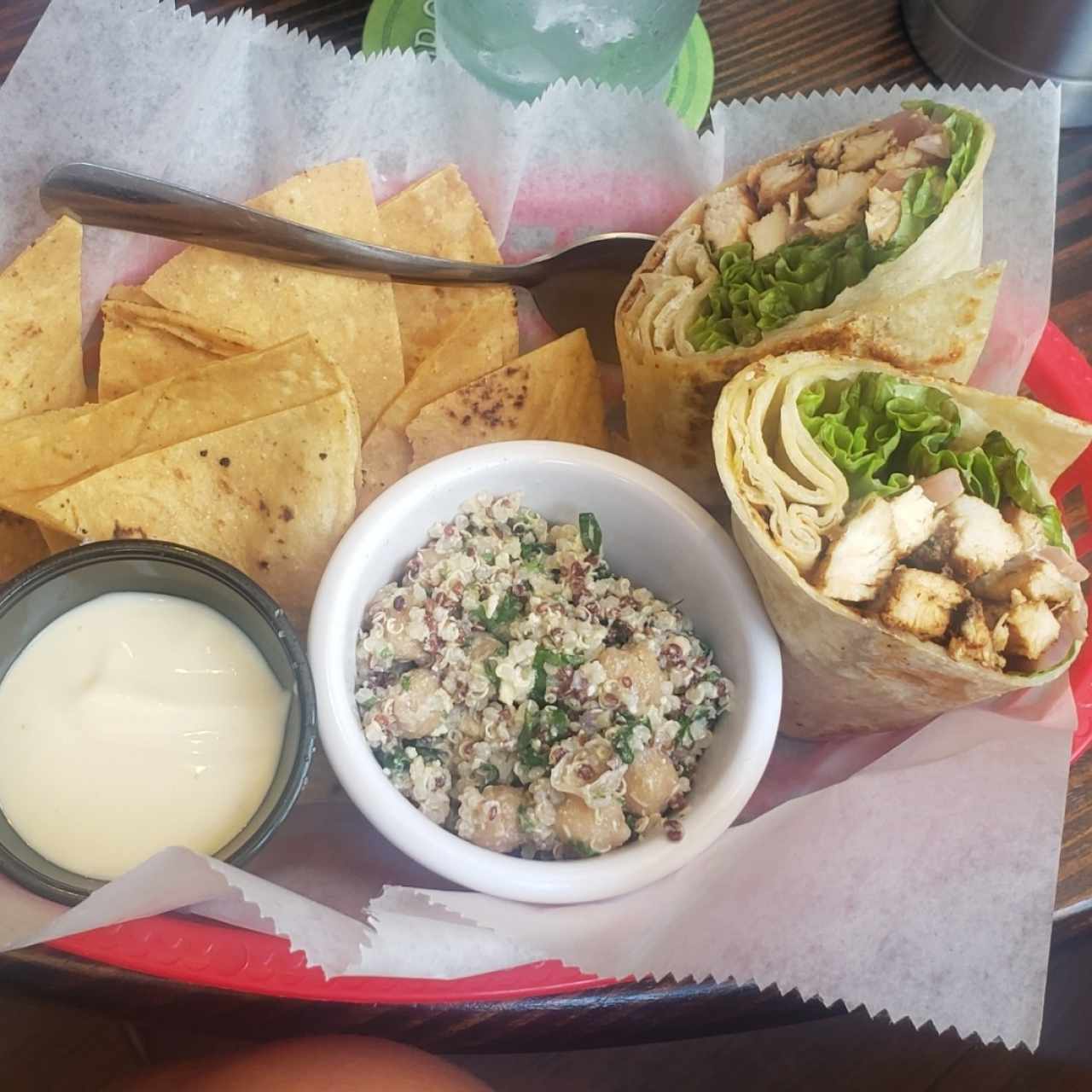 wrap de pollo con ensalada quinoa y chips de maíz 