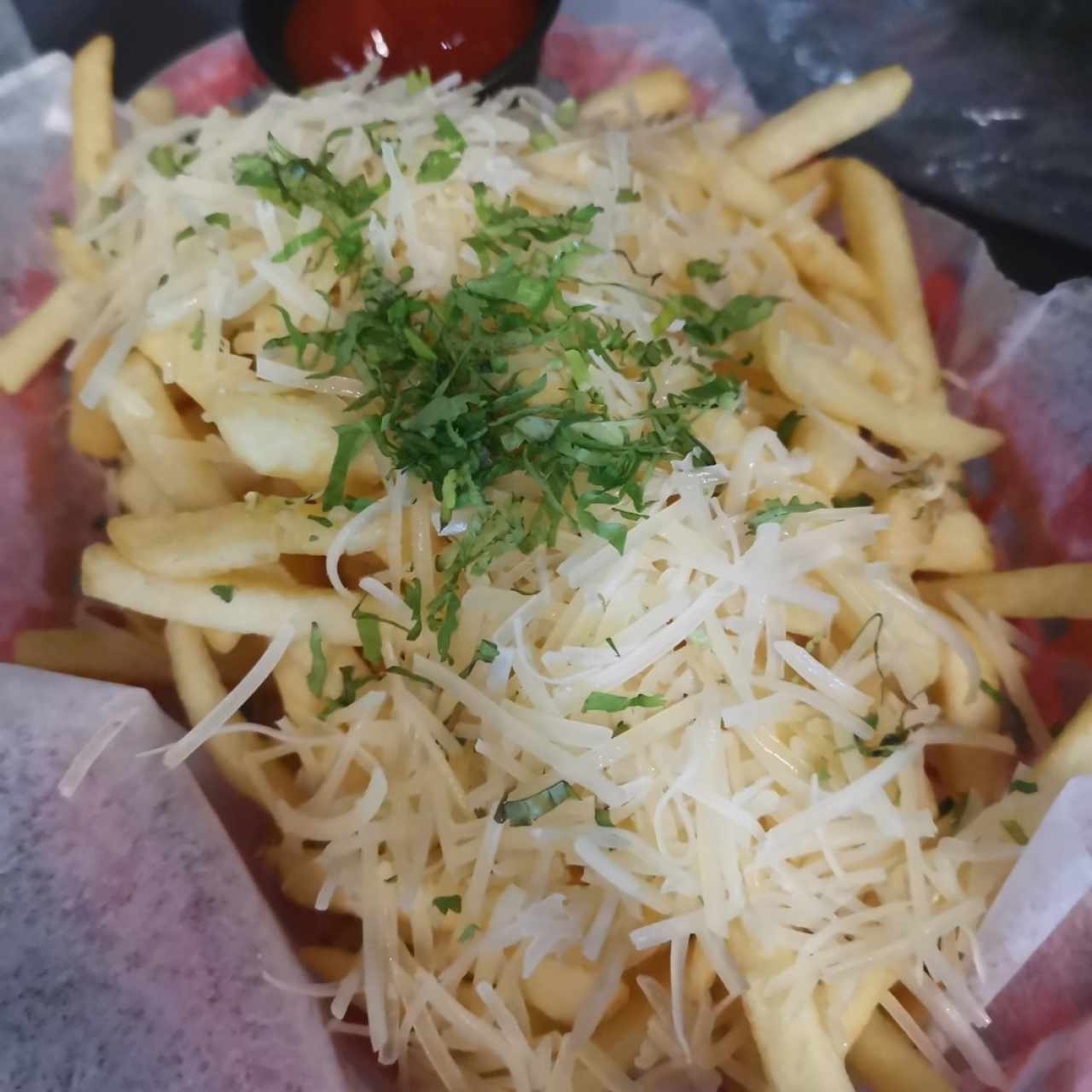 Papas fritas con queso parmesano