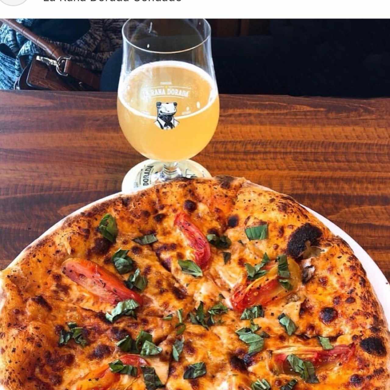 Pizza Margarita acompañada de una cerveza Blanche 