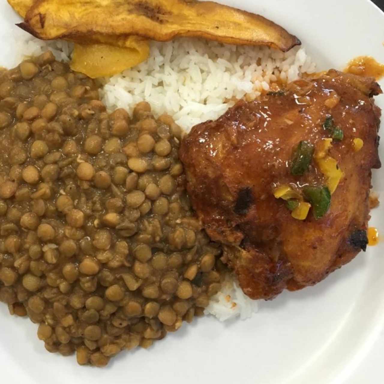 arroz, pollo, lenteja y tajadas