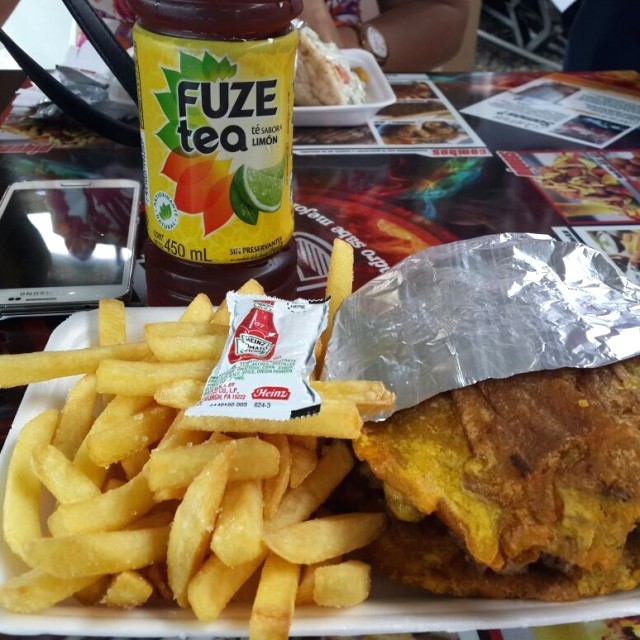 Patacon Burger con té frío 