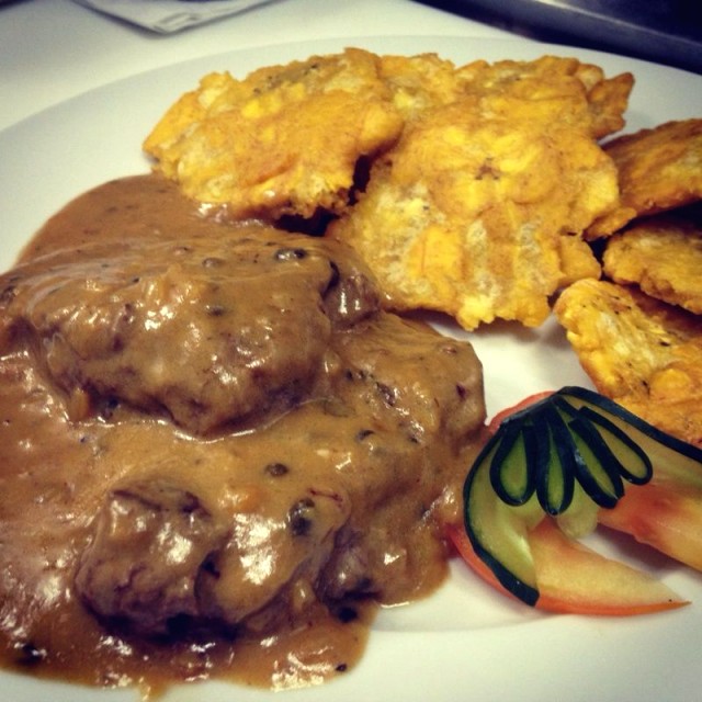 Filete de res en salsa pimienta verde con patacones