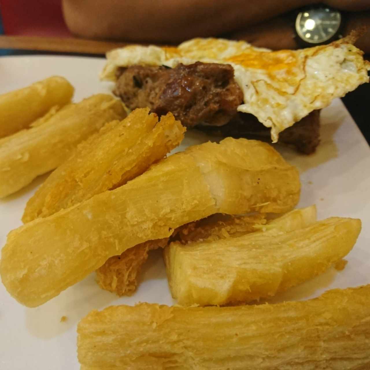 Churrasco a caballo con Yucas fritas