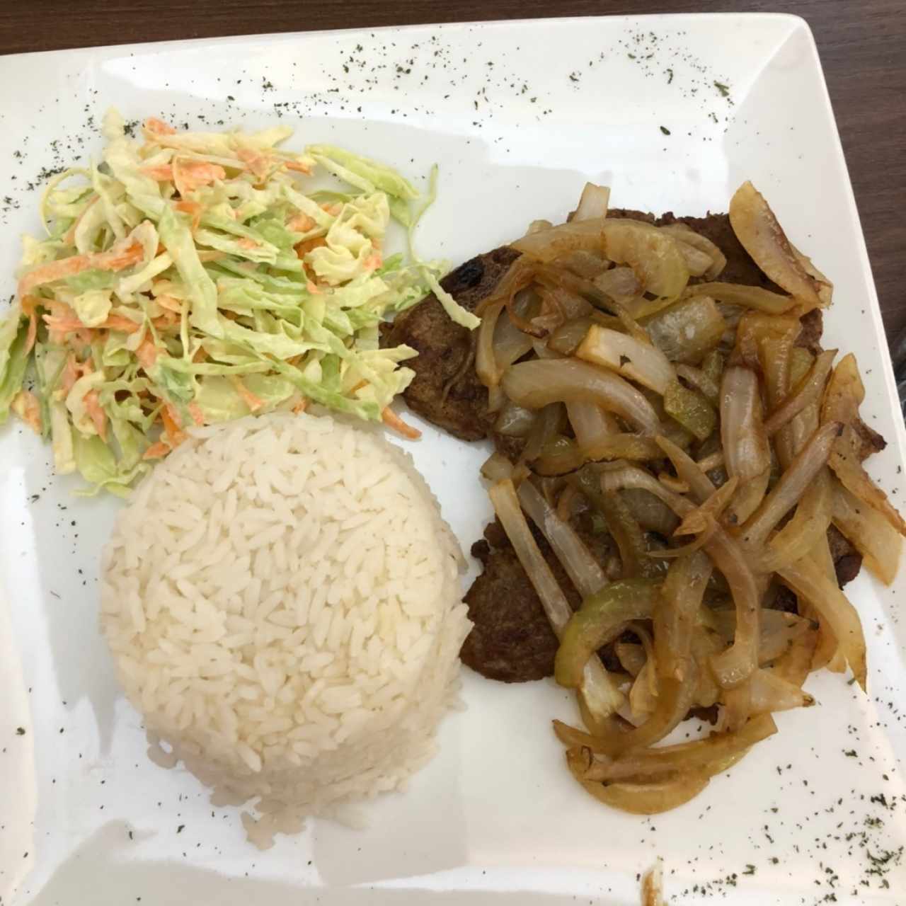 bistec encebollado con arroz blanco