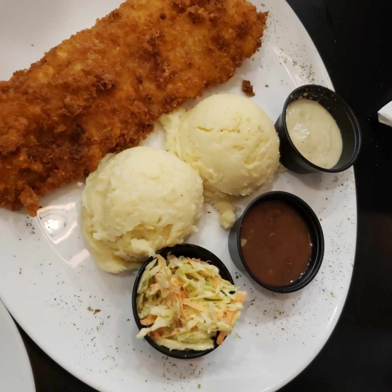 pescado apanado con puré y ensaladas rallados