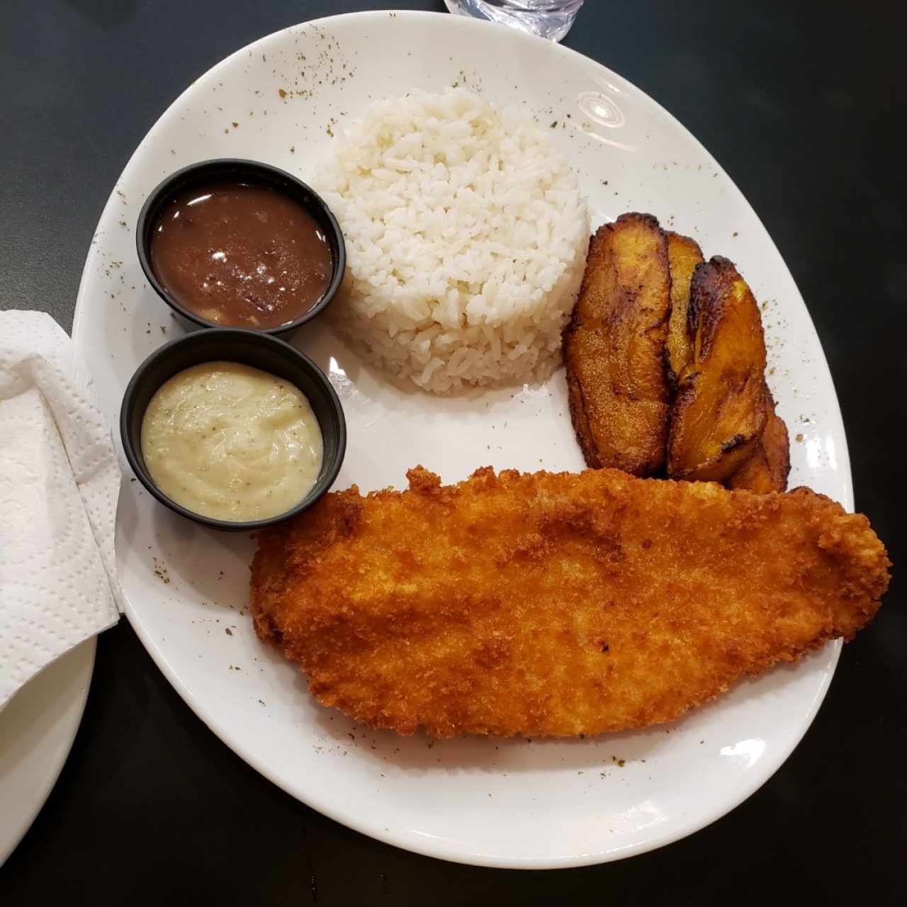 pescado apanado con tajadas y arroz