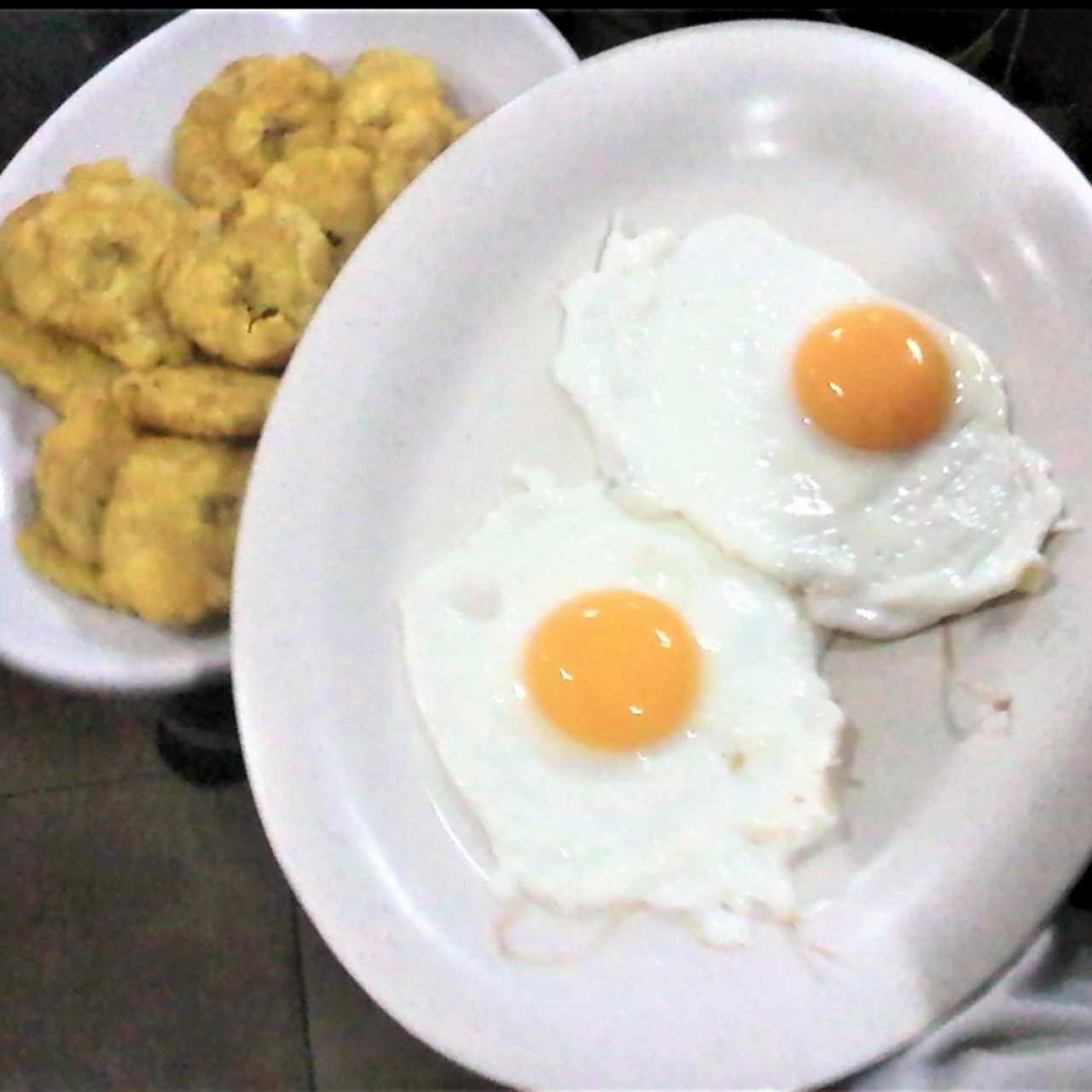 Huevos fritos c/patacón