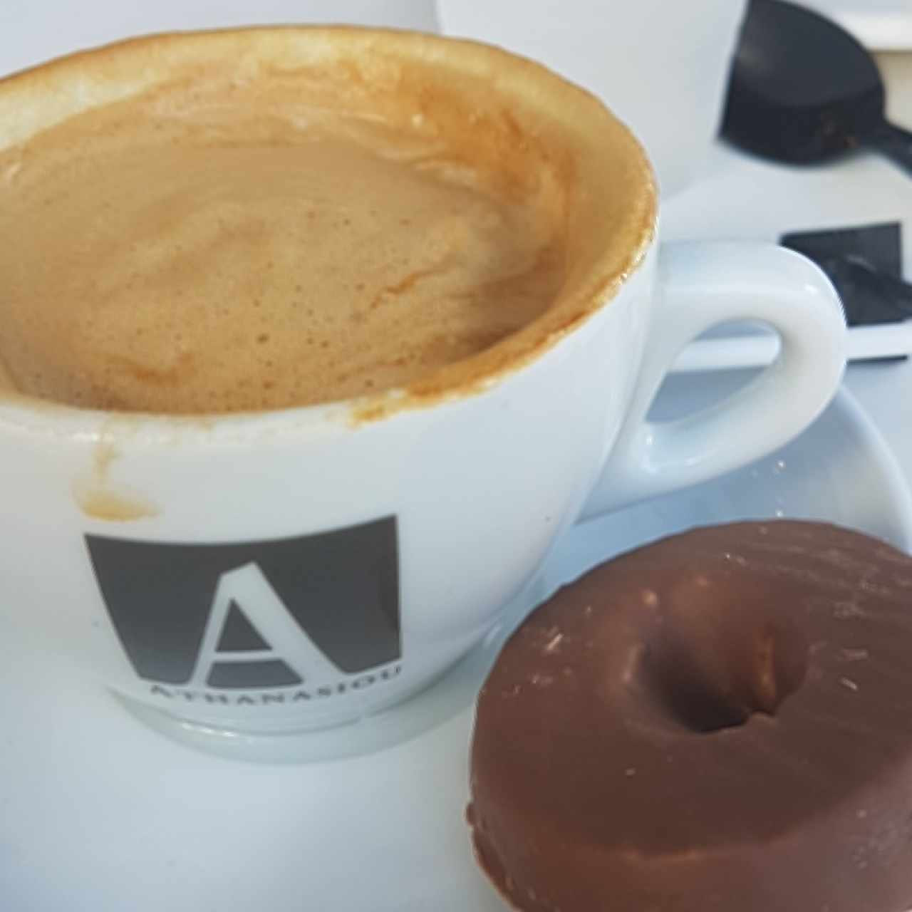 capuchino con galleta bañada en chocolate