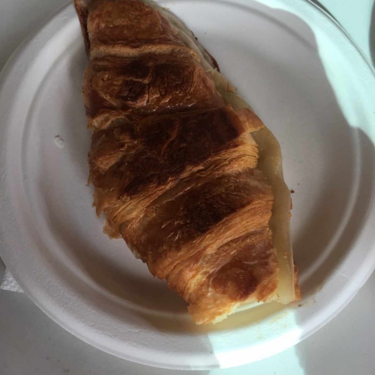 croissant de jamon con queso 