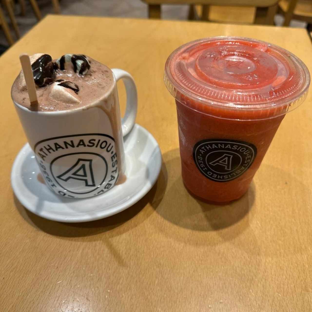 chocolate caliente y Smoothie fresa