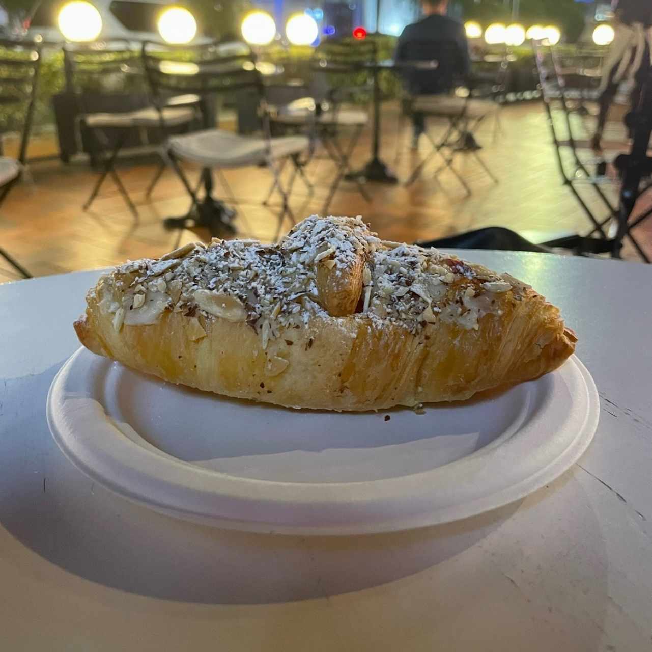 Croissant Relleno de Cremas y Almendra Fileteada