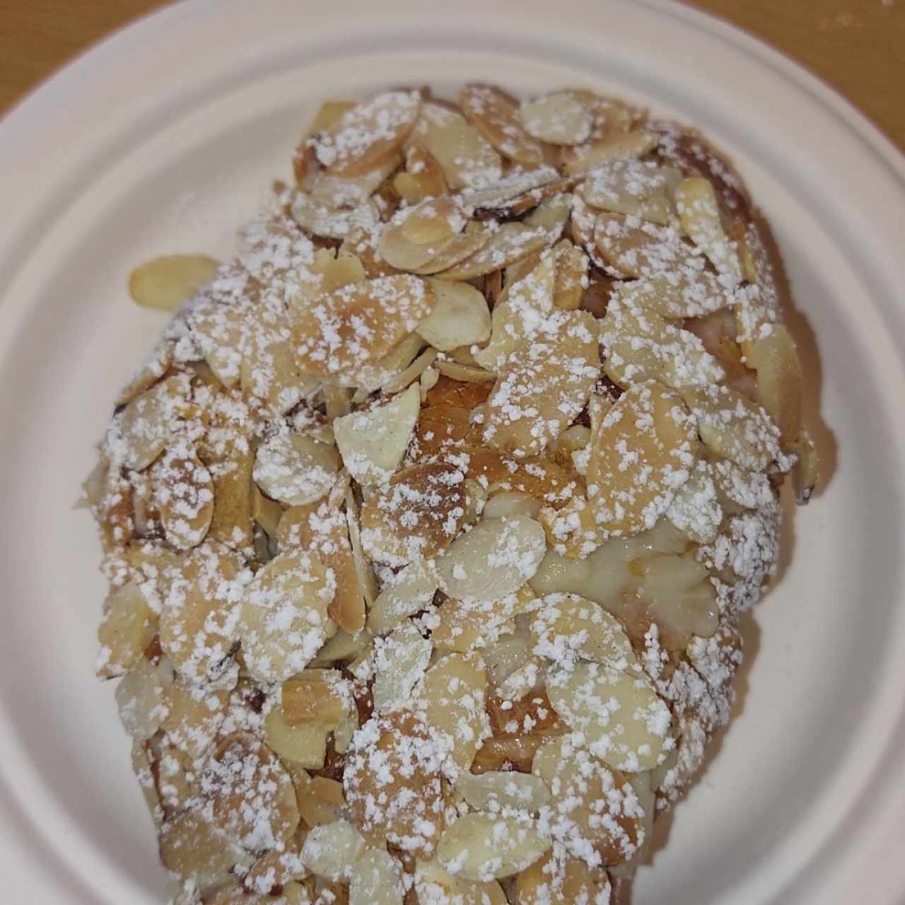 Croissant Relleno de Cremas y Almendra Fileteada