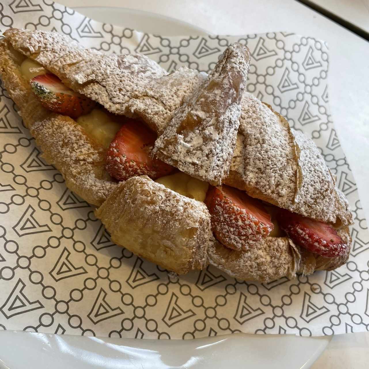 Croissant relleno de crema y fresas