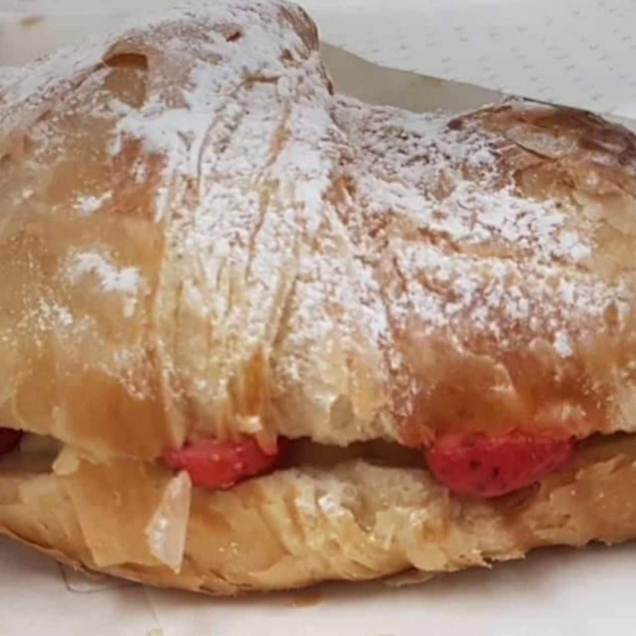 Crossaint de fresas y crema pastelera