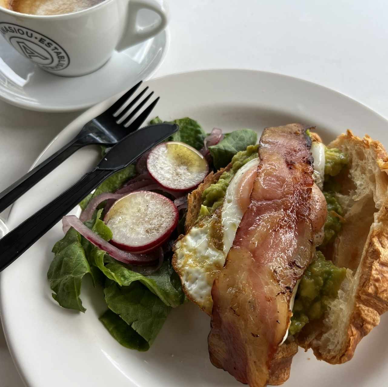 Croissant con huevo y aguacate 