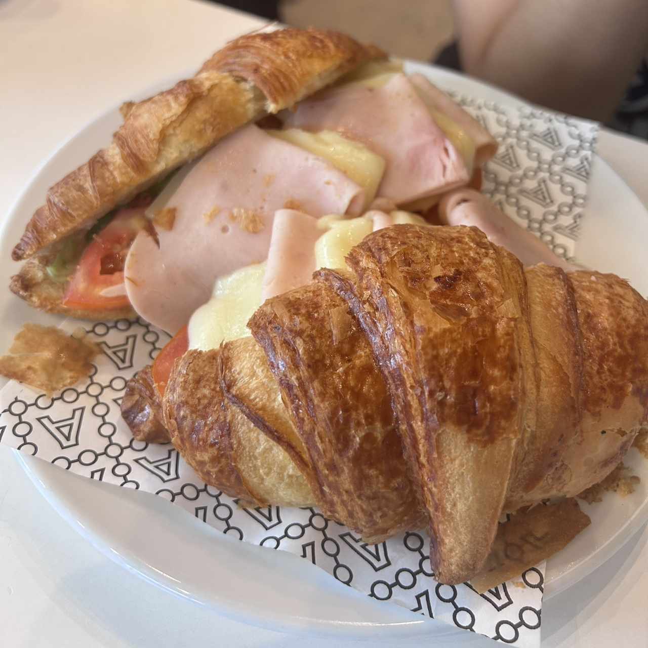 Croissant de Pavo y queso suizo