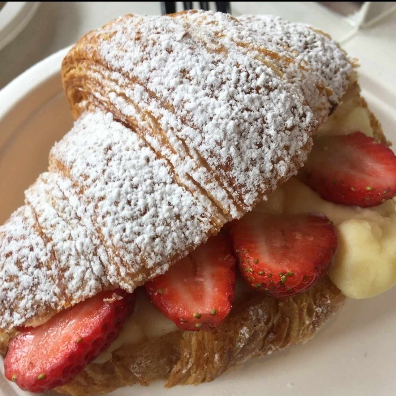 Croissant Relleno de Dulce de Leche y Crunch