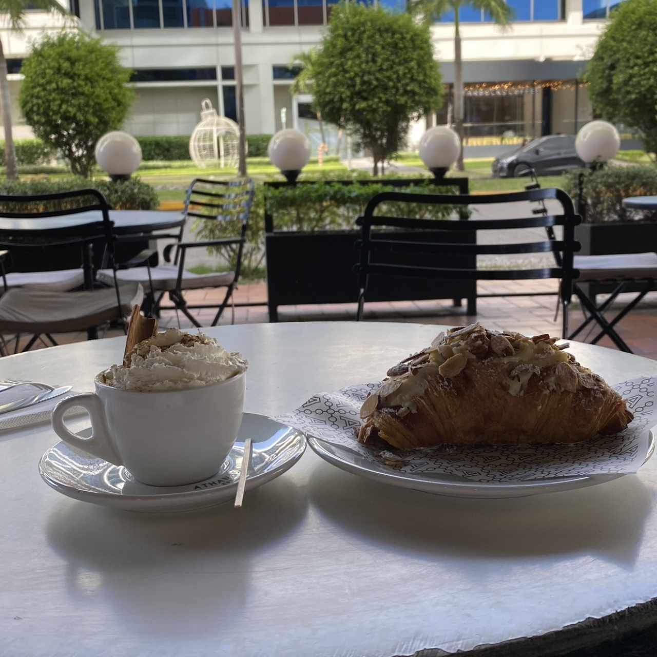 Croissant Relleno de Cremas y Almendra Fileteada