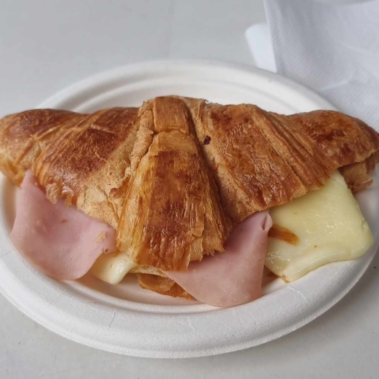 croissant de jamón con queso