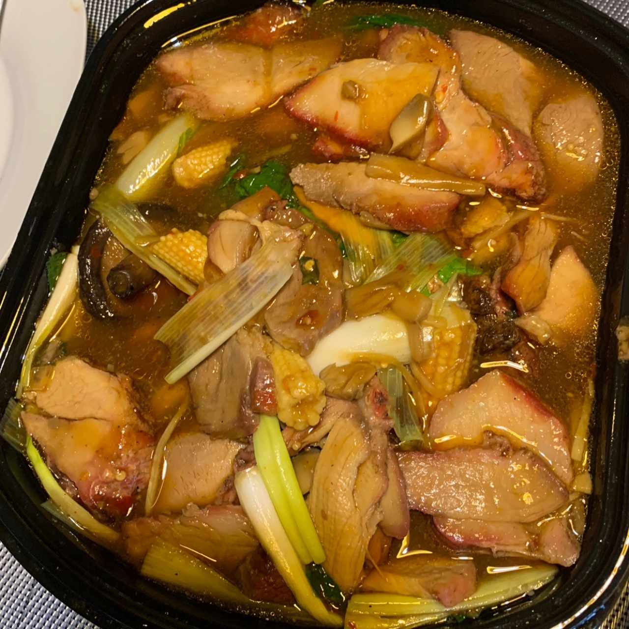 Puerco asado con hojas de mostaza