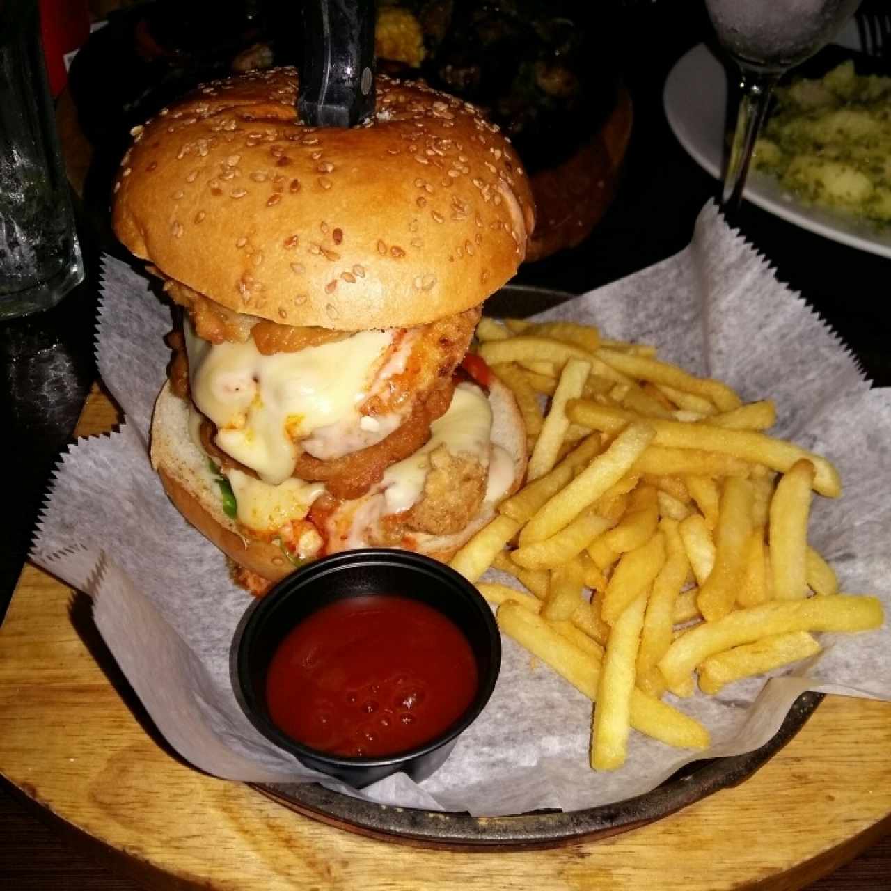 Buffalo Chicken Burger con papas