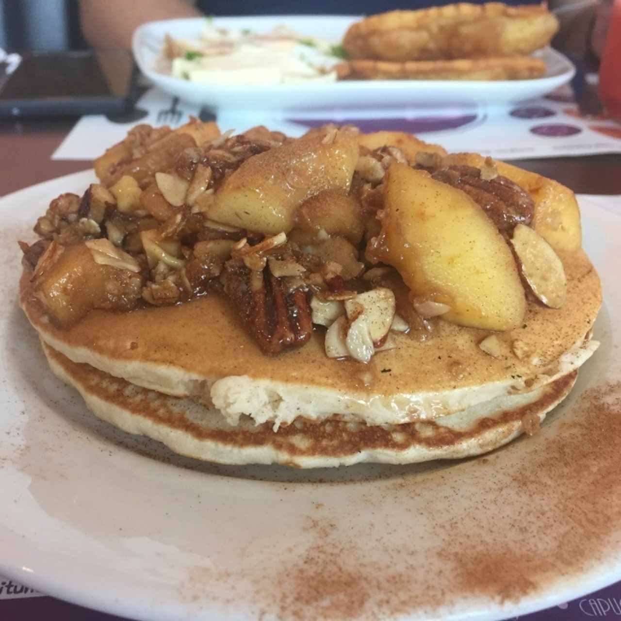 Pancakes con manzana y granola