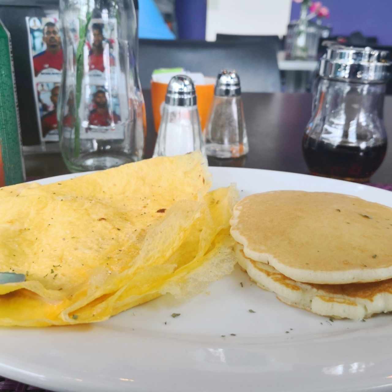 omelette Jamon y Queso con Mini Pancakes