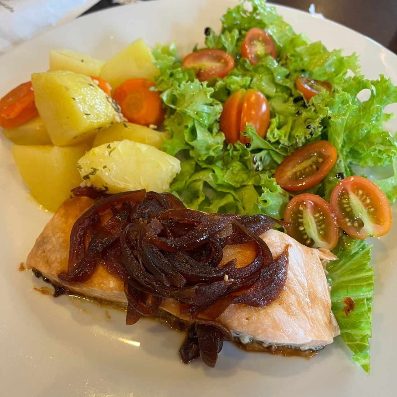 Salmón a la Plancha con Papas, Zanahorias al Vapor y Ensalada