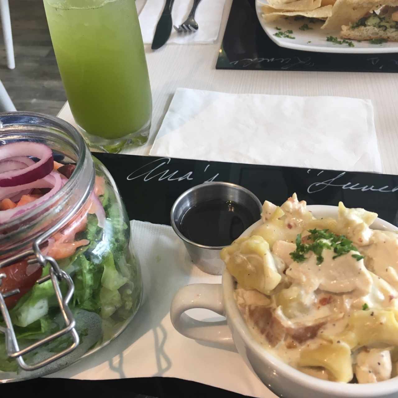 tornelini alfredo con ensalada de salmon 