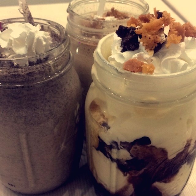 batidos de oreo y chocolate chip cookie con baked alaska in a jar