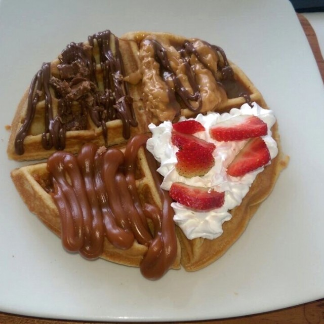 Wafles combinacion nutella, crema y fresas, ferrero y peanut butter