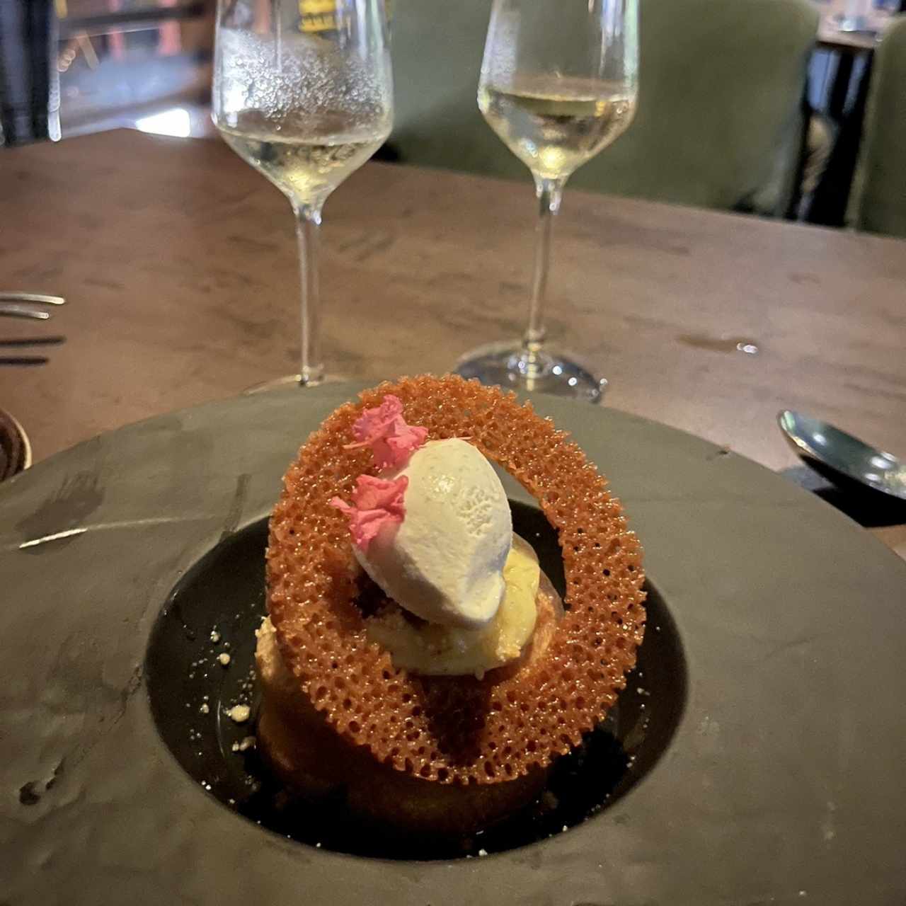 Postre con helado de cilantro