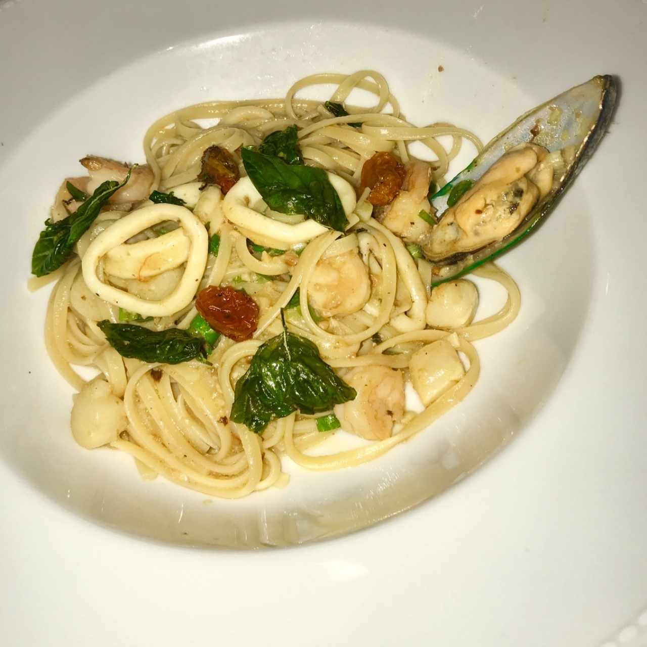 Linguini aglio e olio frutto di mare (Disponible gluten free)