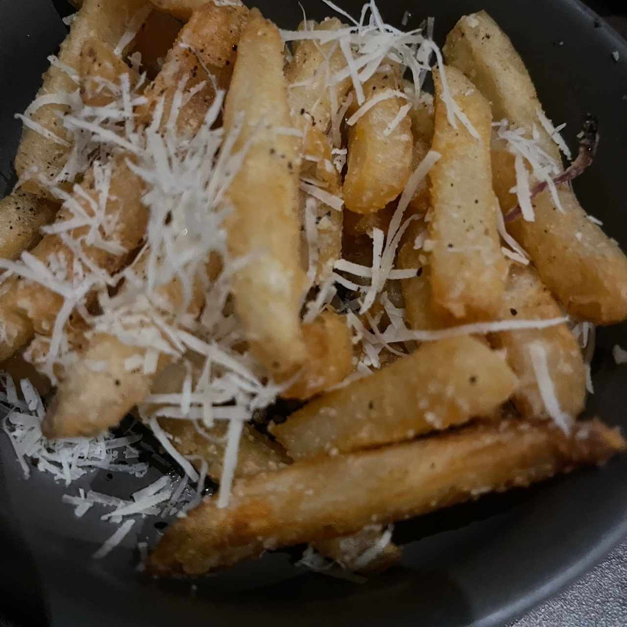 Papas francesas con perfume de trufas y Granna Padano