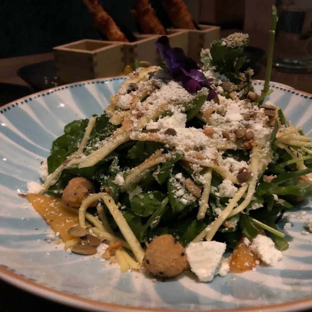 ensalada de mango con queso Roquefort